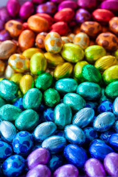 Jasne, czekoladowe jajka w kolorach tęczy — Zdjęcie stockowe