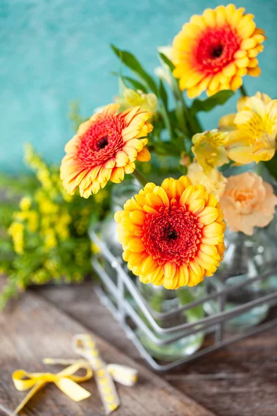 Bright yellow daisies — Stock Photo, Image