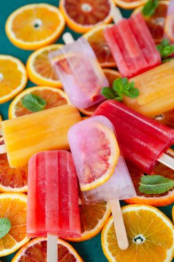Meyve ile dondurulmuş popsicles