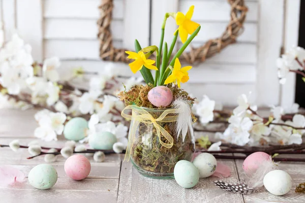 Narcisi freschi e uova di Pasqua — Foto Stock