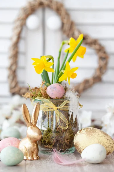 Narcisos frescos y huevos de Pascua —  Fotos de Stock