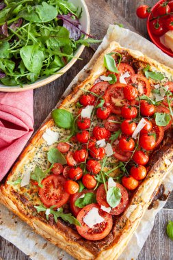 Taze domates ile tuzlu pasta