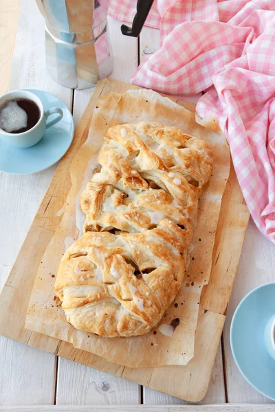 Delicious puff pastry with apple filling — Stock Photo, Image