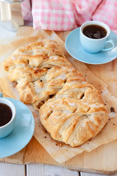 Heerlijke bladerdeeg met appelvulling — Stockfoto