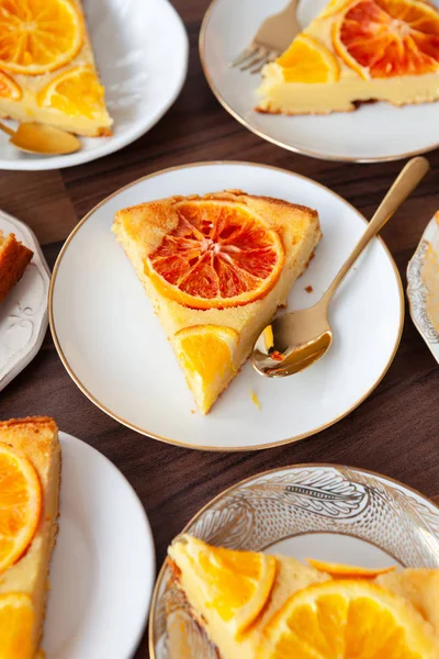 Fruitige cake met sinaasappelen — Stockfoto