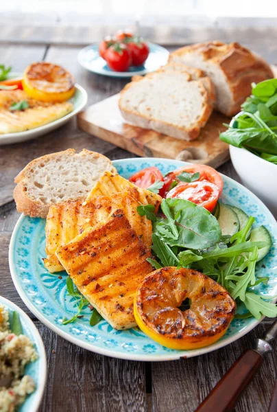 Queijo grelhado com salada — Fotografia de Stock