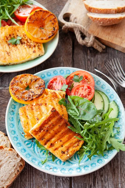 Queijo grelhado com salada — Fotografia de Stock