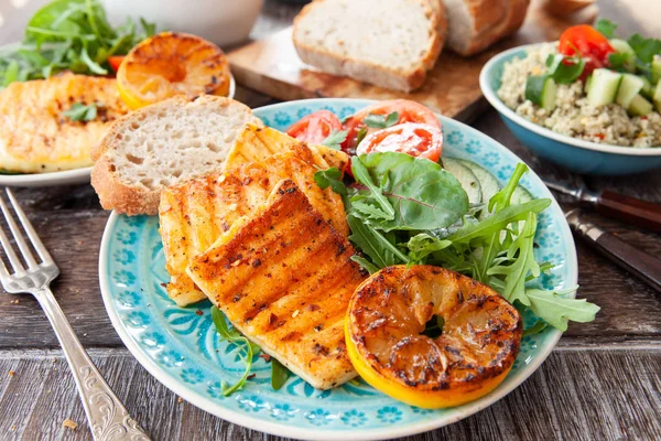 Gegrillter Käse mit Salat — Stockfoto