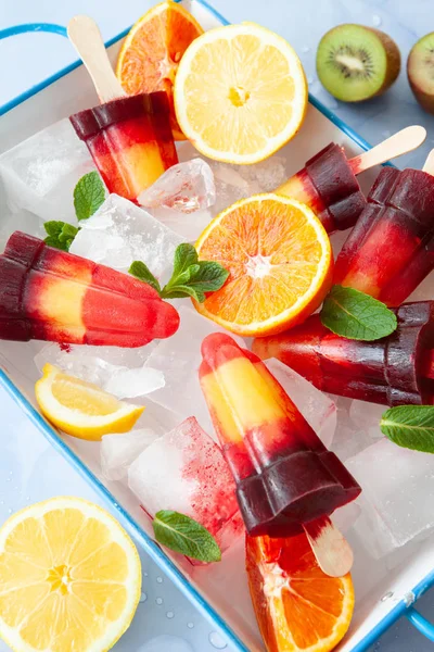 Fruktig isen popsicles — Stockfoto