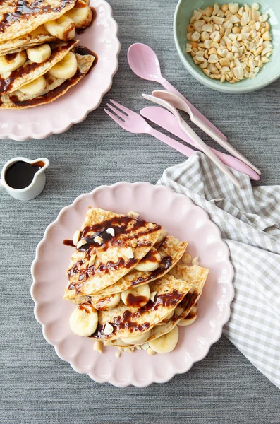 Deliciosos panqueques con plátano fresco — Foto de Stock