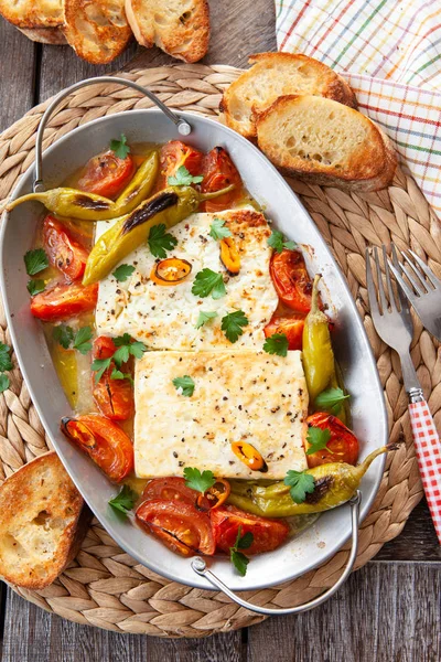 Gegratineerde feta kaas met tomaten — Stockfoto