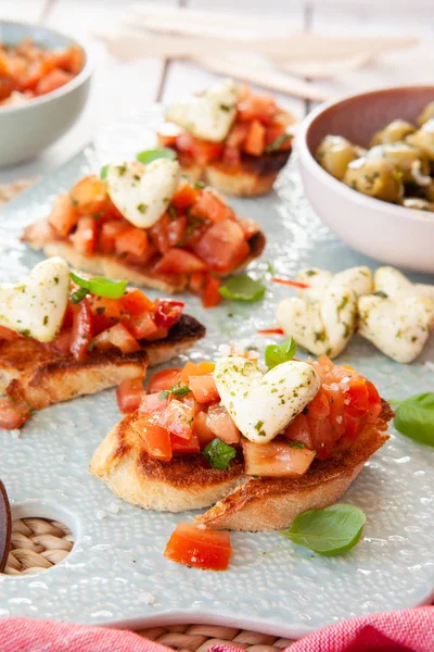 Domates ve peynir ile kızarmış baget