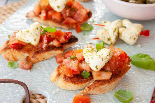 Baguete torrada com tomate e queijo — Fotografia de Stock