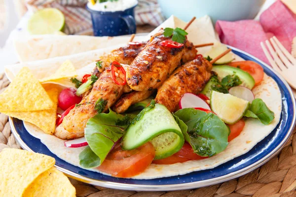 Grilled chicken skewers with fresh salad — Stock Photo, Image