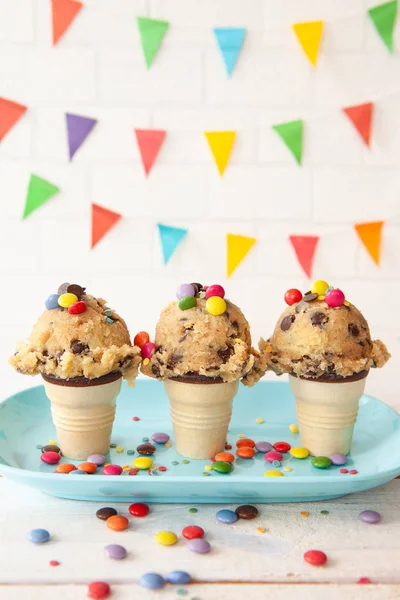 Masa comestible de galletas con chispas de chocolate —  Fotos de Stock