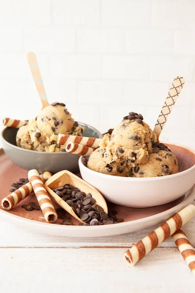 Massa de biscoito comestível com chips de chocolate — Fotografia de Stock