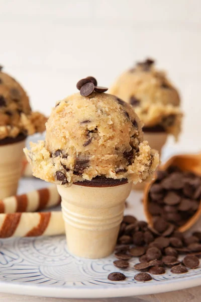 Massa de biscoito comestível com chips de chocolate — Fotografia de Stock