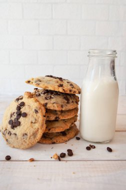 Çikolata parçacıklı kurabiye.