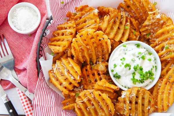 Crunchy waffle fries with dip