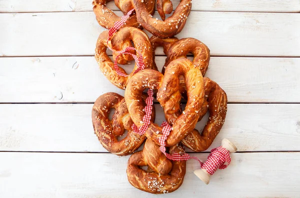 Croccanti pretzel morbidi al forno — Foto Stock