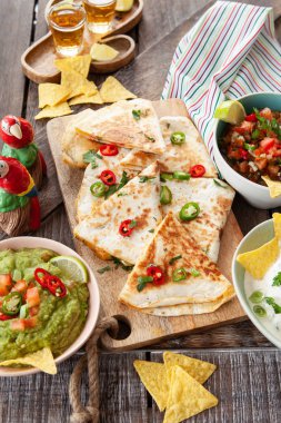 Salsa ile lezzetli quesadillas