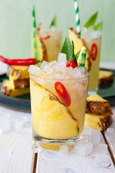 Kleurrijke cocktail met verse ananas — Stockfoto