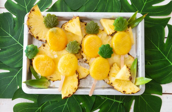 Deliziosi ghiaccioli all'ananas — Foto Stock