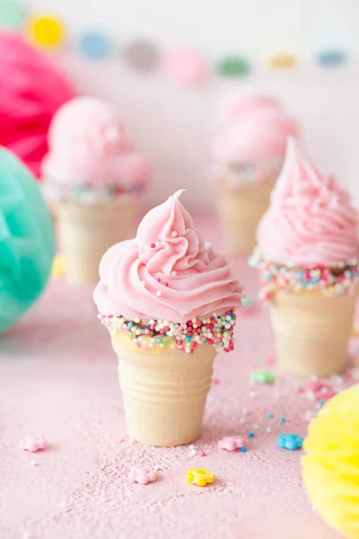 粉红色软服务冰淇淋与洒 — 图库照片