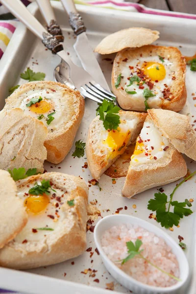 Huevos en panecillos crujientes —  Fotos de Stock
