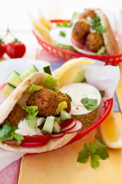 Sarımsak daldırma ile Falafel