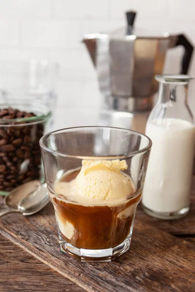 Kaffe med skopor av vaniljglass — Stockfoto
