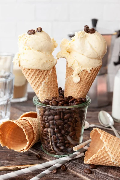 Cuillères de crème glacée dans des cônes de gaufres — Photo