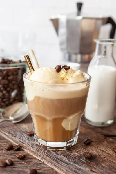 바닐라 아이스크림 한 스쿱을 곁들인 커피 — 스톡 사진