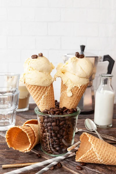 Copas de helado en conos de gofre —  Fotos de Stock