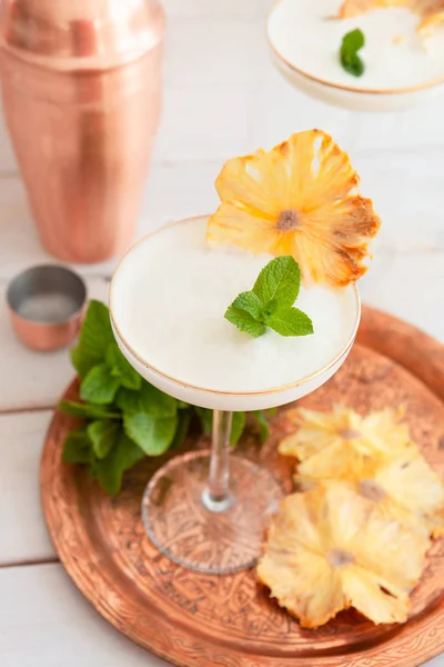 Cocktail esotico con ananas essiccato — Foto Stock