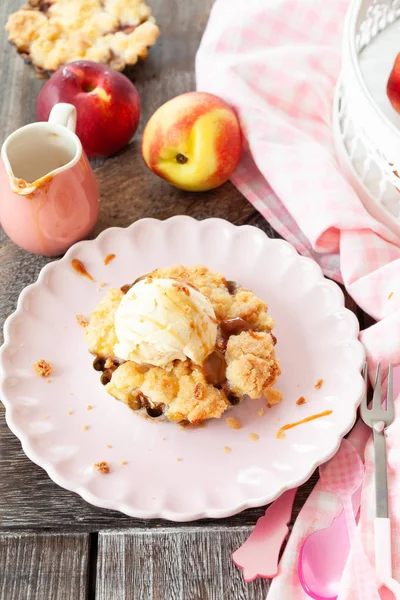 Little peach crumble with ice cream — Stock Photo, Image
