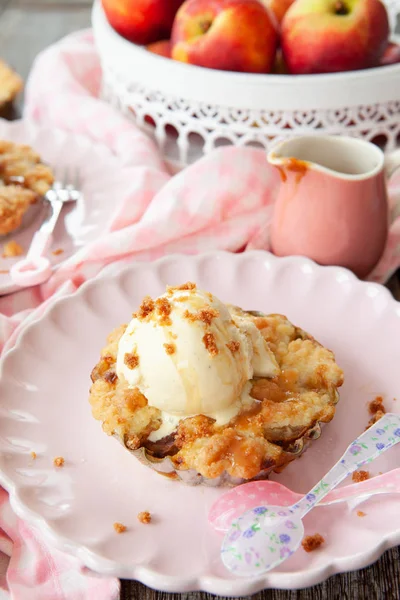 Pequeno crumble de pêssego com sorvete — Fotografia de Stock