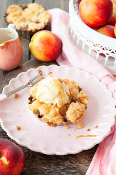 Little peach crumble with ice cream — Stock Photo, Image