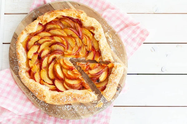Peach Pie made with puff pastry — Stock Photo, Image