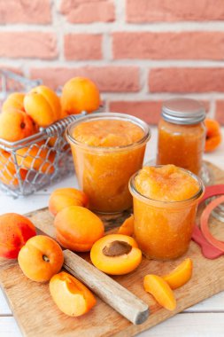 Taze kayısıdan yapılan reçel