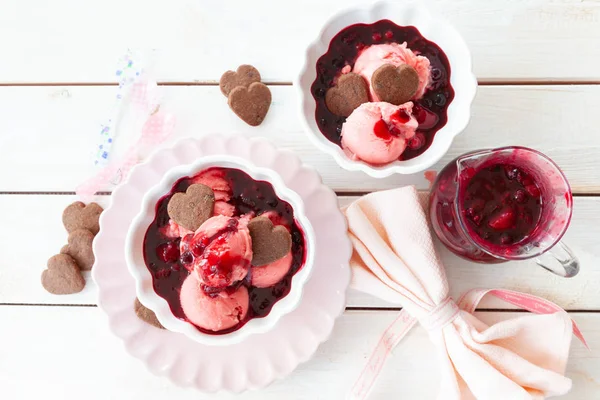 Cup of fruity ice cream — Stock Photo, Image