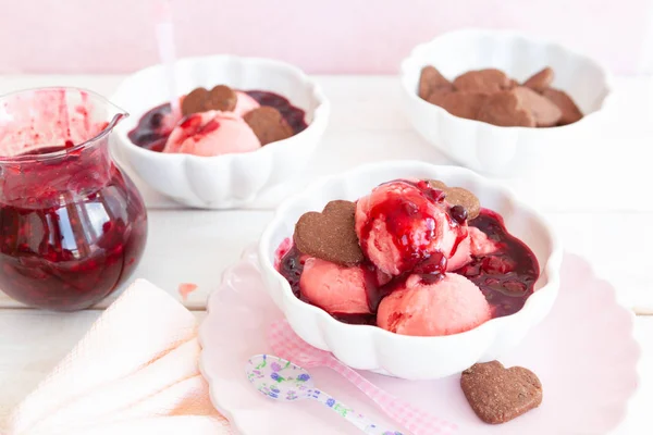 Cup of fruity ice cream — Stock Photo, Image
