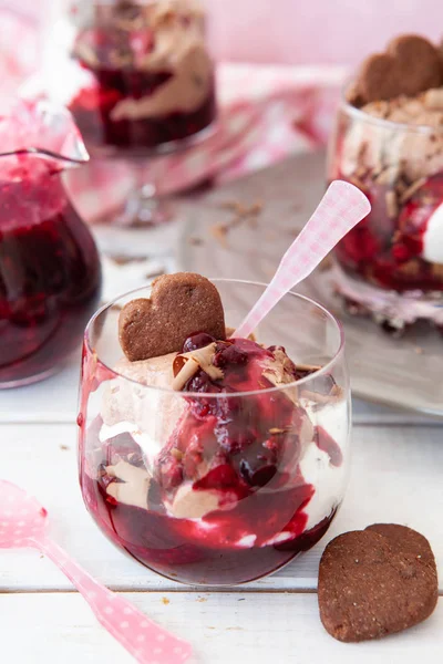 Kleinigkeit mit Mousse au Chocolat — Stockfoto