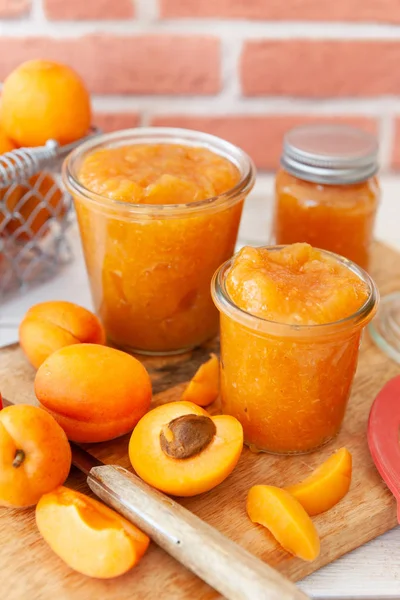 Варенье из свежих абрикосов — стоковое фото