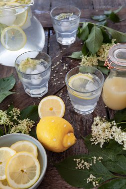 Mürver çiçeği sirup ile yapılan ev yapımı limonata