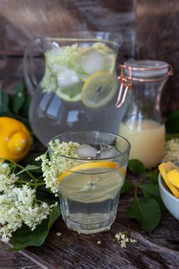 Mürver çiçeği sirup ile yapılan ev yapımı limonata