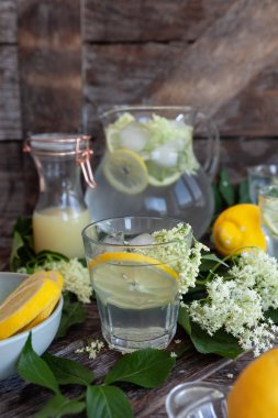 Mürver çiçeği sirup ile yapılan ev yapımı limonata