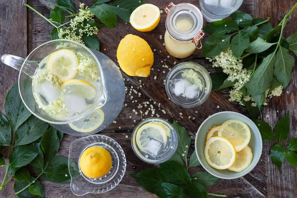Hausgemachte Limonade mit Holunderblütensirup — Stockfoto