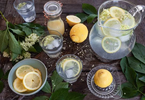 Mürver çiçeği sirup ile yapılan ev yapımı limonata — Stok fotoğraf