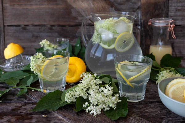 Домашний лимонад из сиропа бузины — стоковое фото